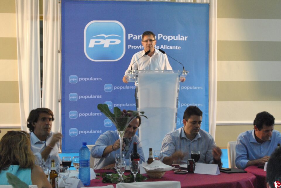 Dirigentes del Vinalopó Mitjá y l´Alacantí se reúnen en Agost con el presidente Císcar