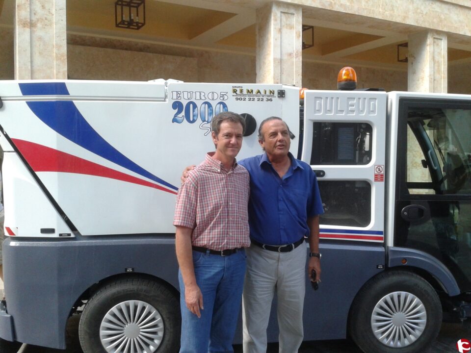 EL AYUNTAMIENTO PONE EN MARCHA UNA NUEVA BARREDORA PARA MEJORAR LA LIMPIEZA VIARIA EN LAS CALLES