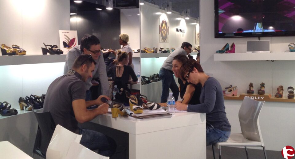 LOS EXPORTADORES DE CALZADO VALENCIANO DETECTAN MENOS INCERTIDUMBRE Y UN LIGERO CAMBIO EN LOS H¡BITOS DE COMPRA DEL CLIENTE EUROPEO