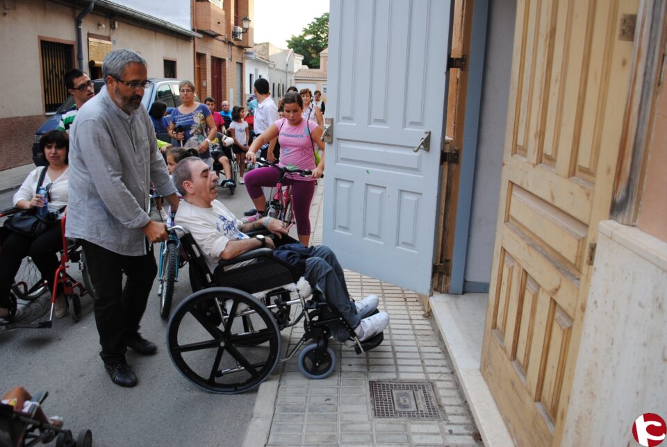Medio centenar de pinoseros participan en la ruta en silla de ruedas por distintos rincones de Pinoso