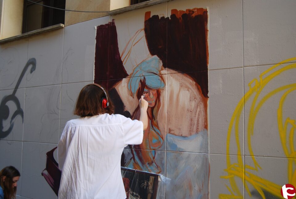 La fachada lateral de la Casa de la Cultura se convierte en un espacio para el arte urbano
