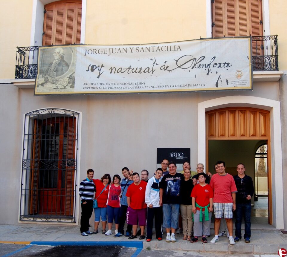 La Asociación de Discapacitados de Monforte del Cid ha visitado Íbero