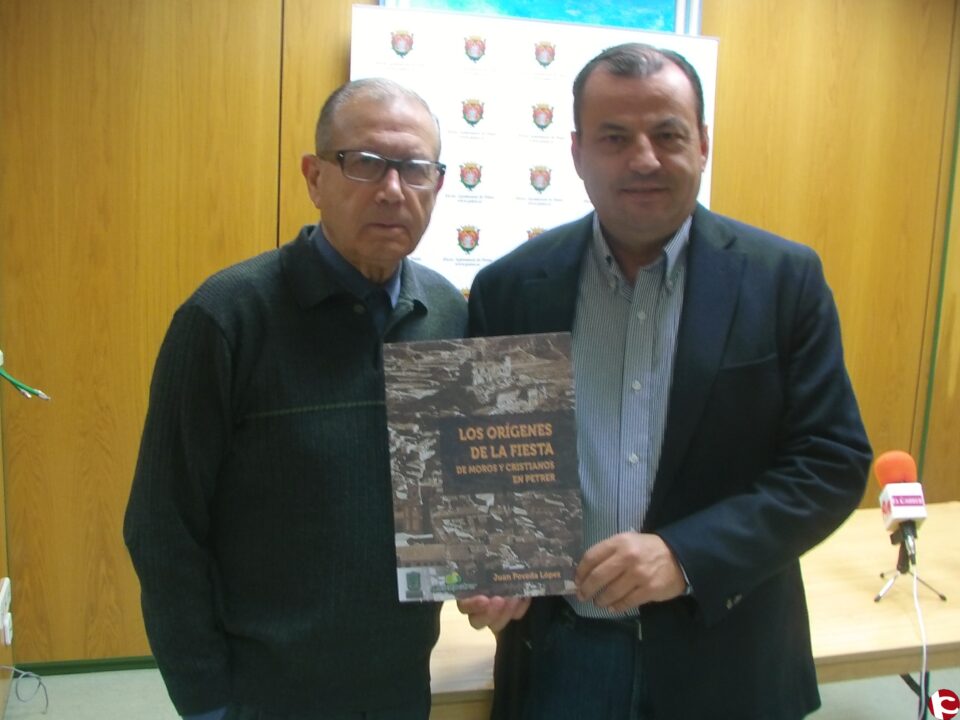 Un libro de Juan Poveda recoge los orígenes de las fiestas de Moros y Cristianos en Petrer
