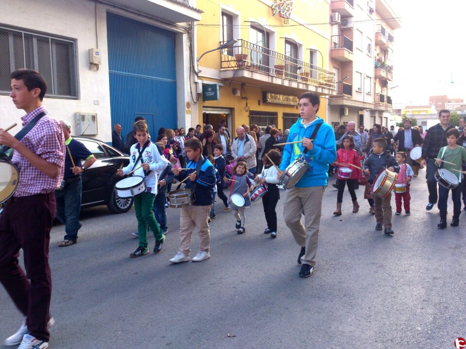 Primera salida del tambor que anuncia la cercanía de las fiestas patronales