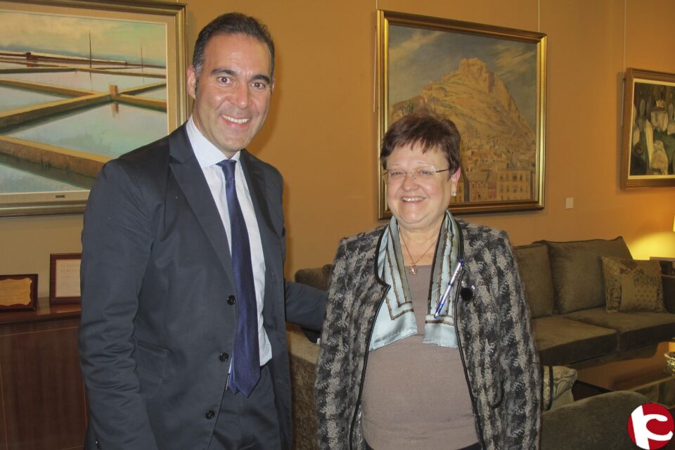 La presidenta de la Diputación de Alicante Luisa Pastor ha recibido al nuevo alcalde de Ibi Rafael Serralta