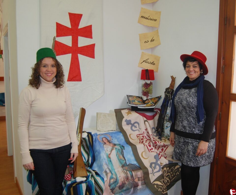 La Tourist info del Ayuntamiento de Monforte del Cid ya se encuentra decorada con elementos festeros para recibir a los visitantes