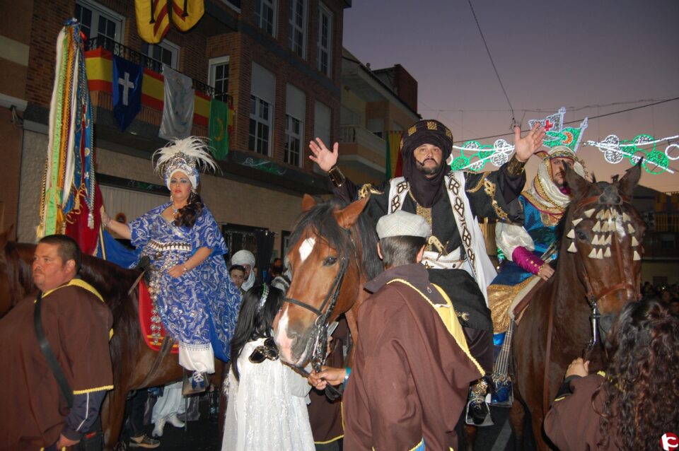Los moros arrebatan la fortaleza en el ecuador festero