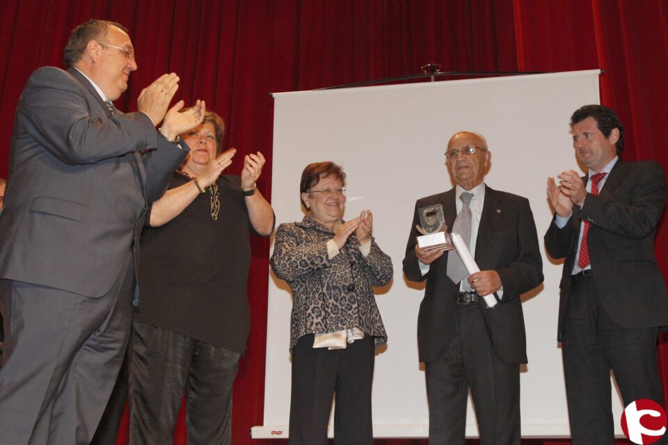 La presidenta de la Diputación de Alicante destaca su trayectoria profesional en defensa de los intereses hídricos de la provincia