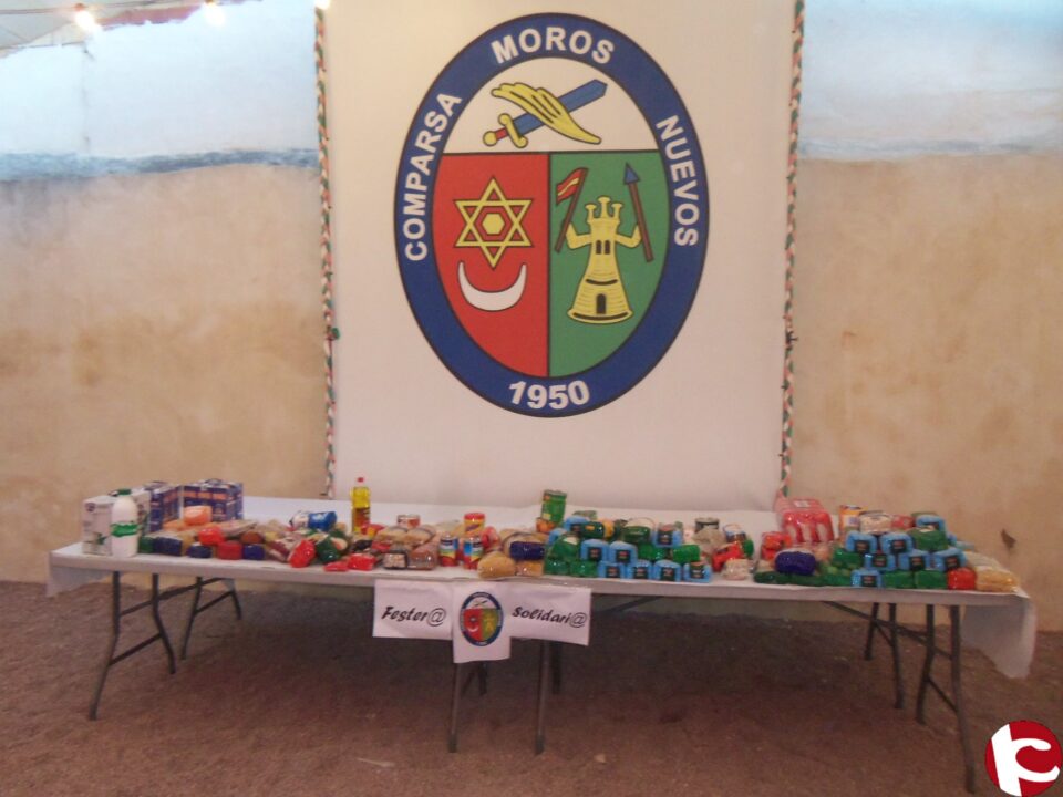 La Comida de Navidad de los Moros Nuevos consigue recaudar 150 kg. de alimentos y 100 euros