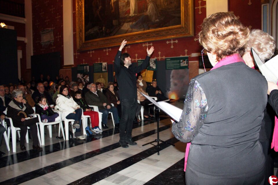 La Capilla del antiguo Asilo se llena para escuchar al Coro de la Universidad Sénior