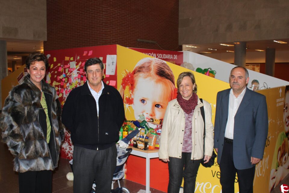 La UMH entrega unos 1.200 kilos de alimentos a Cáritas Elche