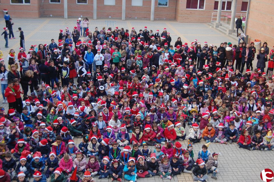 Fotonoticia los niños del C.P Jorge Juan se comen las 12 uvas para despedir el año