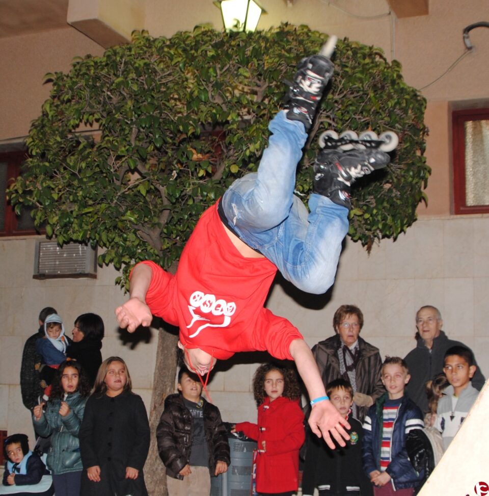 IMPRESIONANTES EXHIBICIONES SOBRE RUEDAS LLEGAN A PINOSO CON NADAL ALTERNATIU