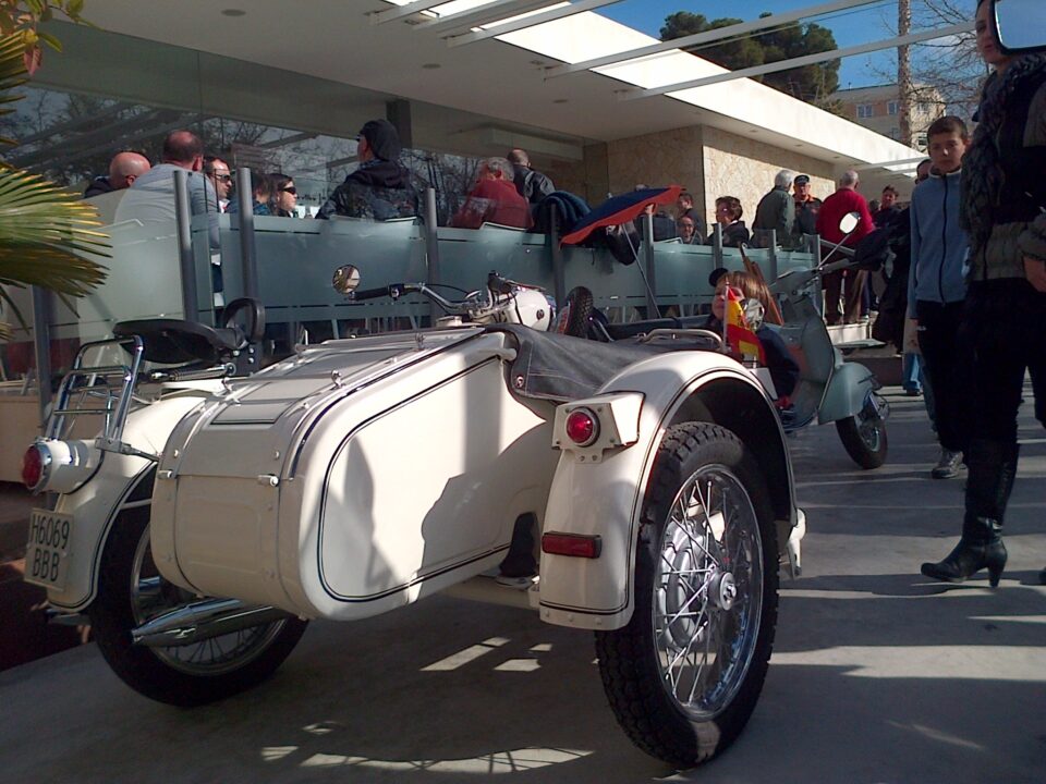 Exposición de motos desde el año 1930 a 1982 en la Plaza Mayor de Elda