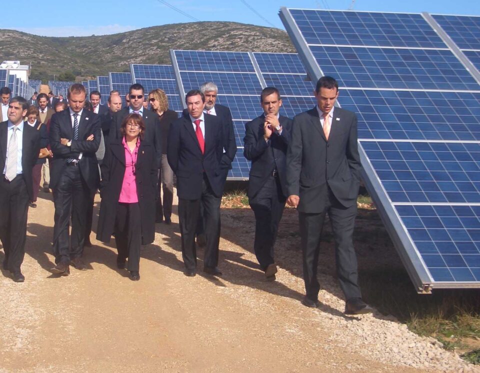 Flores: La puesta en funcionamiento de la planta solar de Beneixama evitará la emisión de 30.000 toneladas de CO2 al año