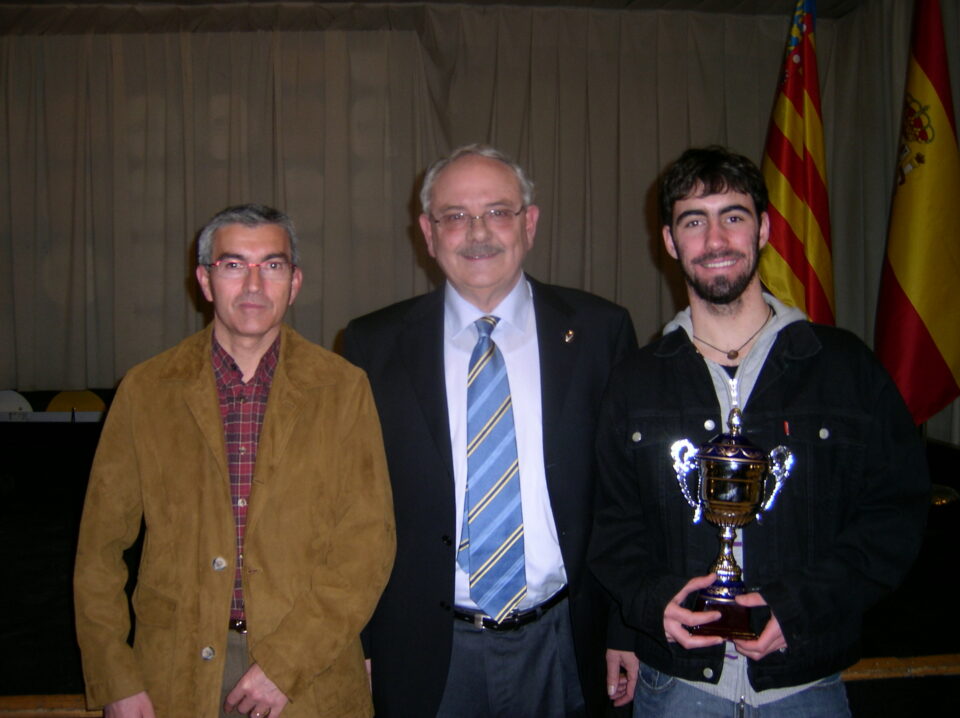 El biarense recibe el trofeo como campeón de la categoría 3º regional