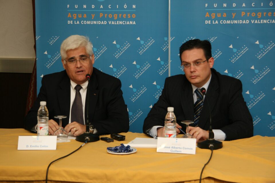 El asesor de la ONU Emilio Colón afirma que la desalación masiva convertirá el Mar Mediterráneo en el Mar Muerto. Andrés Martínez anuncia que las peticiones de la Junta Central de Usuarios sobre el trasvase han sido enviadas hoy al defensor del pueblo