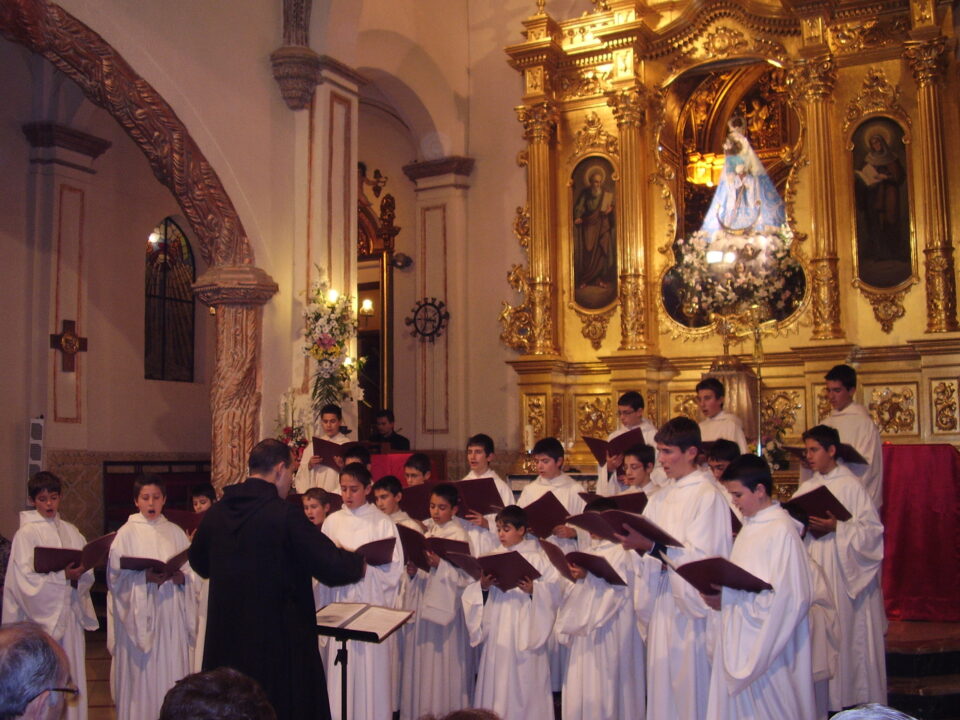 Magnífica actuación de la Escolanía Santa Cruz (Madrid) en Las Virtudes