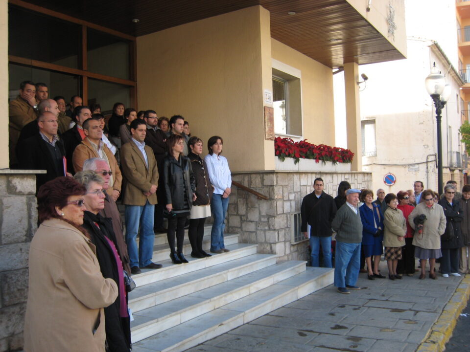 El Ayuntamiento se suma a la repulsa por el atentado a dos Guardia Civiles. La alcaldesa ha leído un manifiesto y se han guardado 5 minutos de silencio