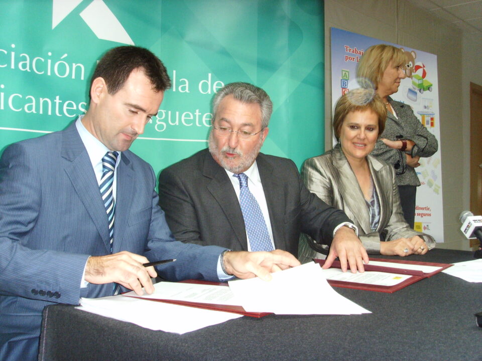 Bernat Soria ha firmado un convenio con los fabricantes de juguetes para garantizar que sólo lleguen a los niños productos seguros