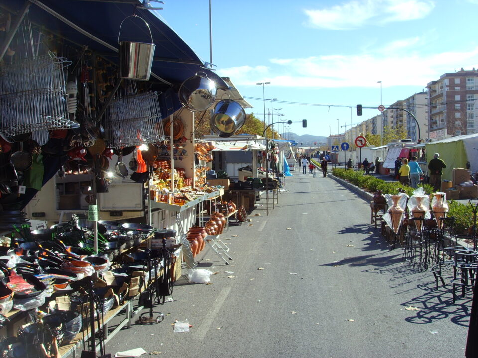 Cerca de 100 puestos se dan cita en la feria de la Inmaculada