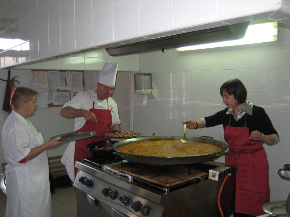 El bar Las Vegas prepara un menú exquisito en el Asilo San Joaquín de Ibi