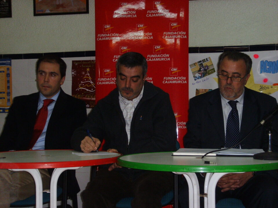 El centro juvenil D. Bosco recibe 6.000  de una entidad financiera para realizar actividades