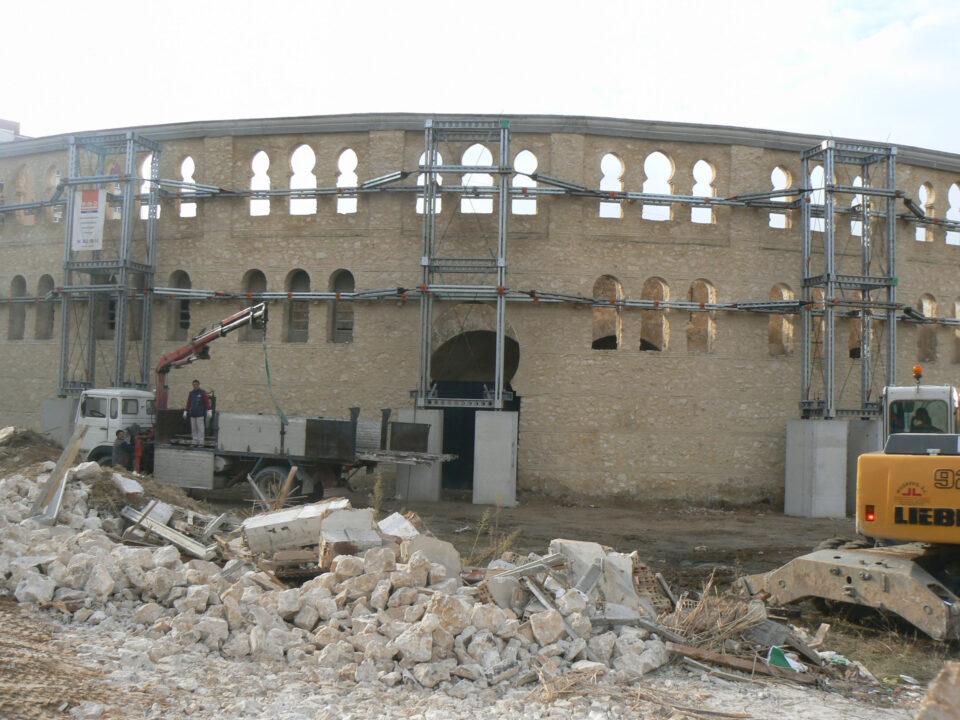 El Ayuntamiento de Villena ha dado comienzo esta misma mañana a las demoliciones de los corrales de la Plaza de Toros