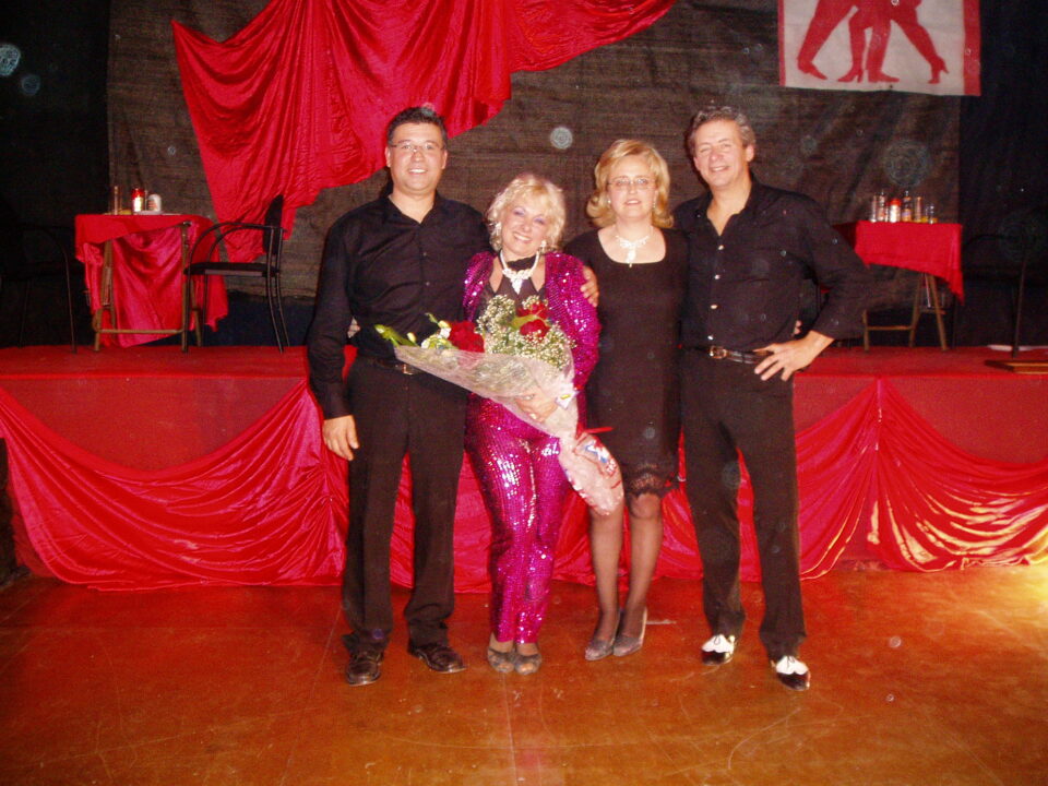 La Casa de Cultura se convirtió ayer en el escenario de una cantina argentina para representar el musical Una Noche de Tango en Argentina