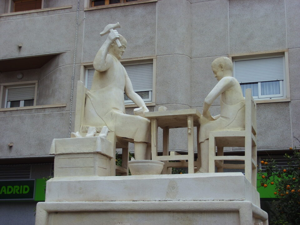 El Ayuntamiento restaura por tercera vez el Monumento al Zapatero