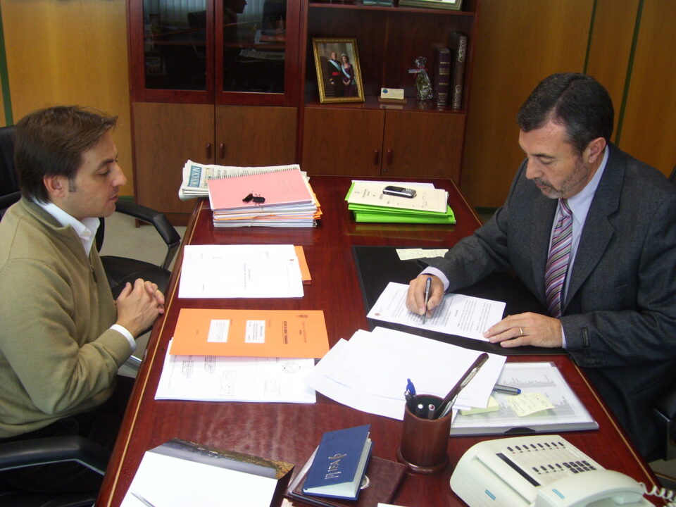 El alcalde firma un convenio con Prourbi para la canalización de aguas en la zona de La Frontera