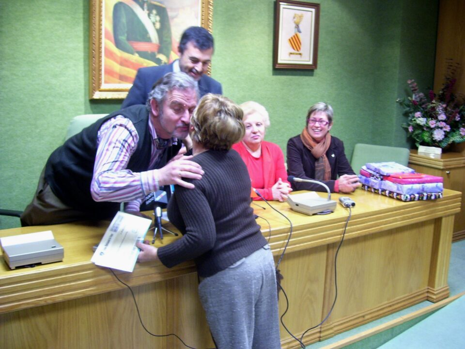 El Ayuntamiento hace entrega de cheques-regalo por valor de 1.500 euros a Cáritas