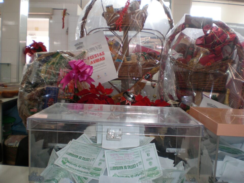 El Ayuntamiento de Monforte reparte las tres cestas de Navidad en la campaña del Mercado Municipal