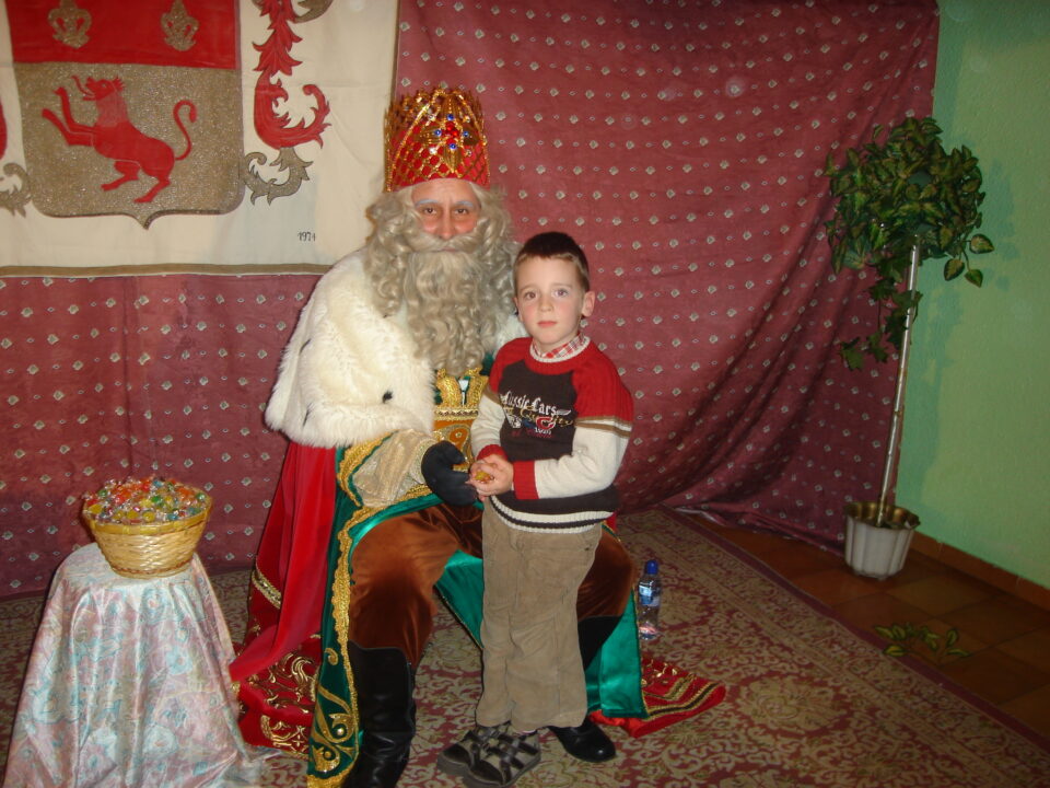 Los Magos de Oriente saludan en los Salesianos a cientos de niños