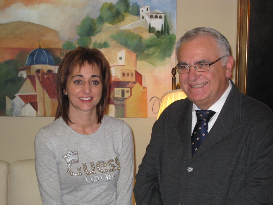 Juan Cotino visita Ibi para reunirse con Mayte Parra