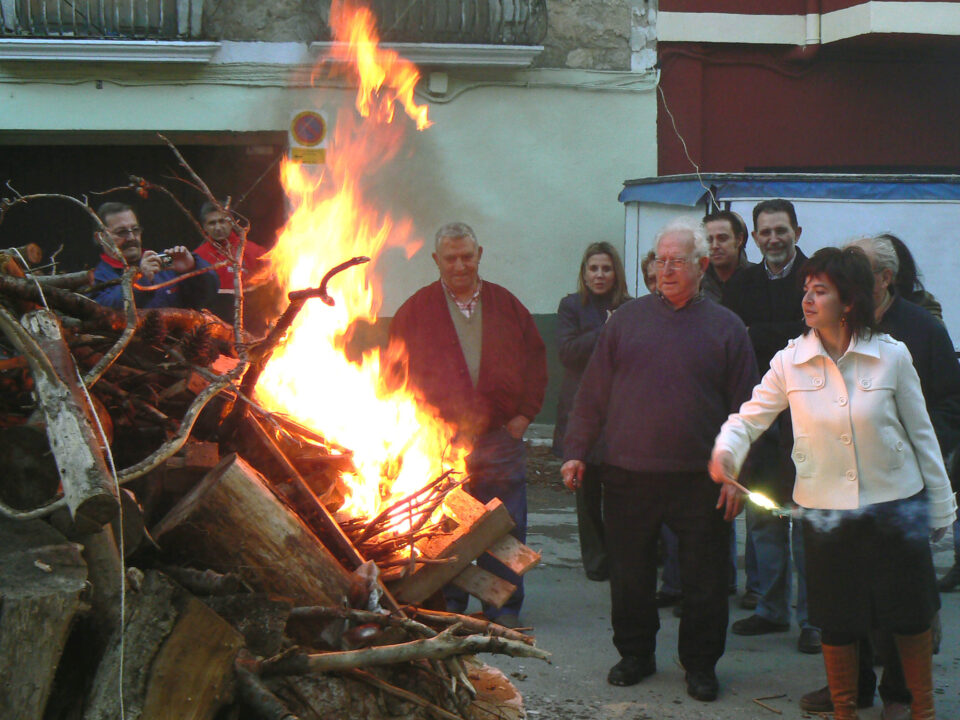 La alcaldesa enciende la llama de San Antón