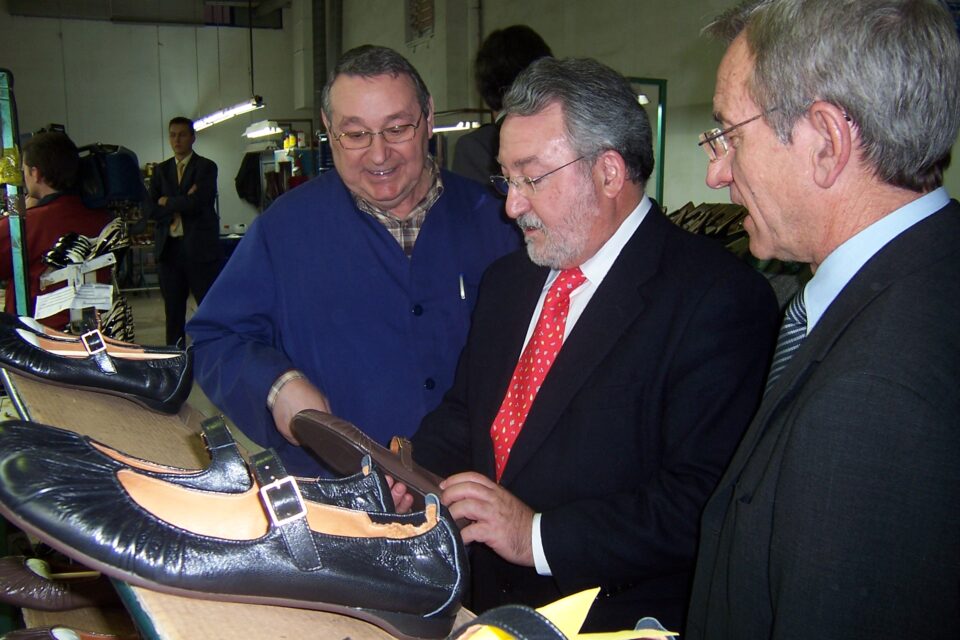 El Ministro de Sanidad y Consumo ha visitado esta tarde una fábrica de calzado en Elda