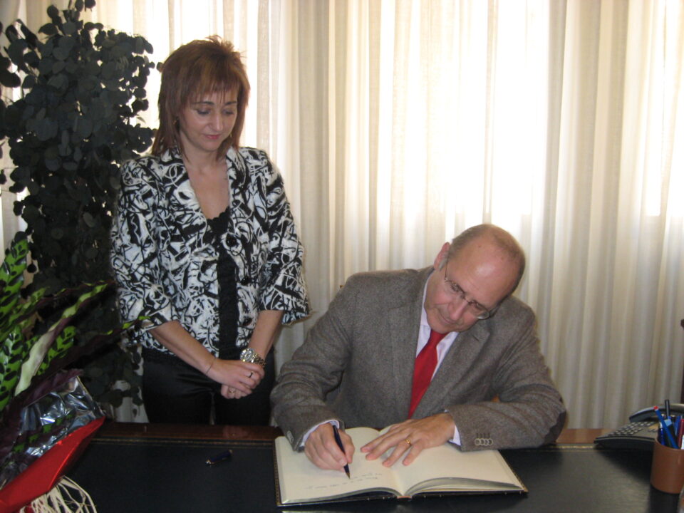 El Ayuntamiento de Ibi firma el convenio de las AUNEX con la Universidad Miguel Hernández de Elche