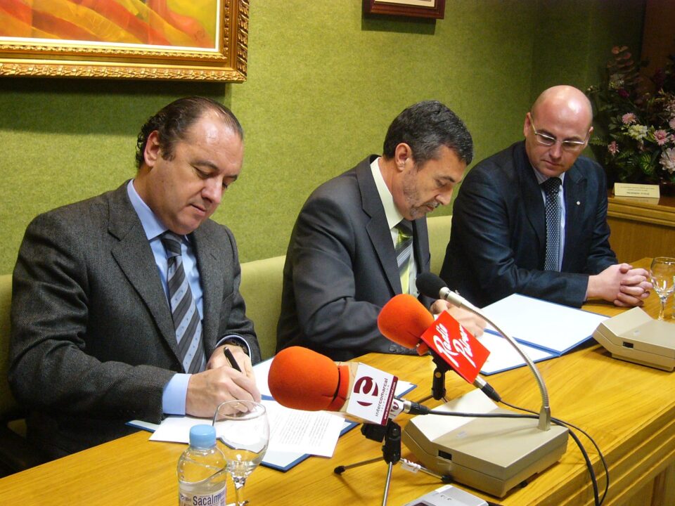 Ayuntamiento y Diputación firman el convenio para la campaña antitabaco Petrer sin humos