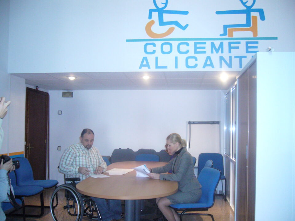 COCEMFE ALICANTE y SANIVISION firman un convenio de colaboración para facilitar la asistencia optométrica a personas con discapacidad en el Domicilio
