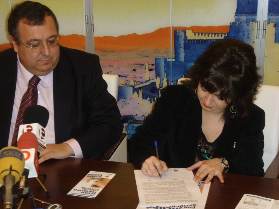 La Alcaldesa ha plasmado su rúbrica dentro de la Campaña de Recogida de firmas que la Junta Central de Usuarios realiza solicitando un Júcar-Vinalopó con agua de calidad