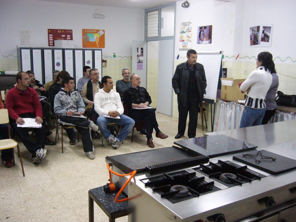 El alcalde y la concejala de Igualdad de Género inauguran el III Curso de Cocina y Habilidades Domésticas para hombres