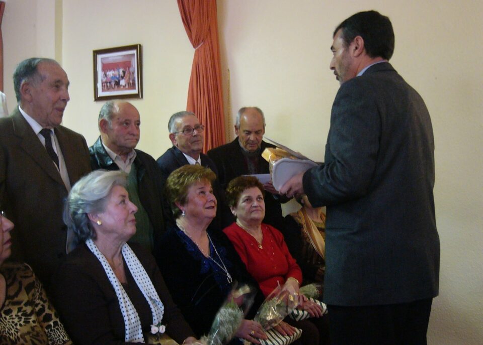 El alcalde participa en el homenaje a 12 matrimonios de Petrer en sus bodas de oro