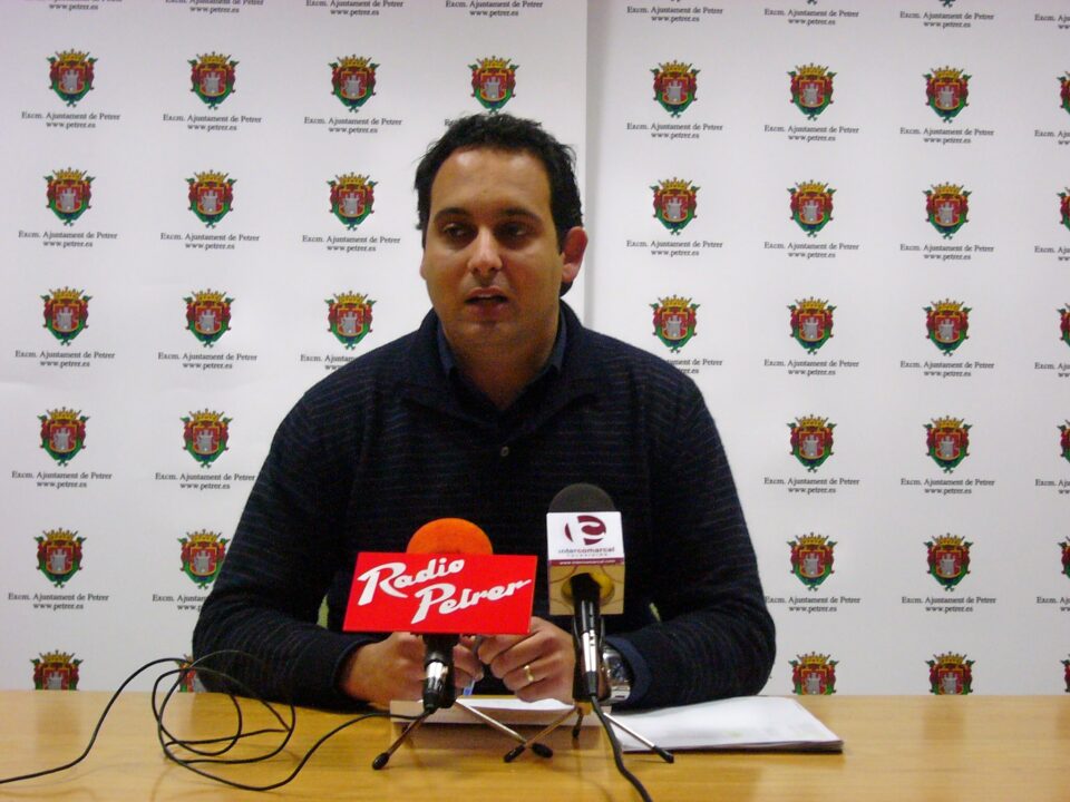 La factura de telefonía en el Ayuntamiento del mes de diciembre es de 1.640  y no de 3.000  como afirma el portavoz de IU