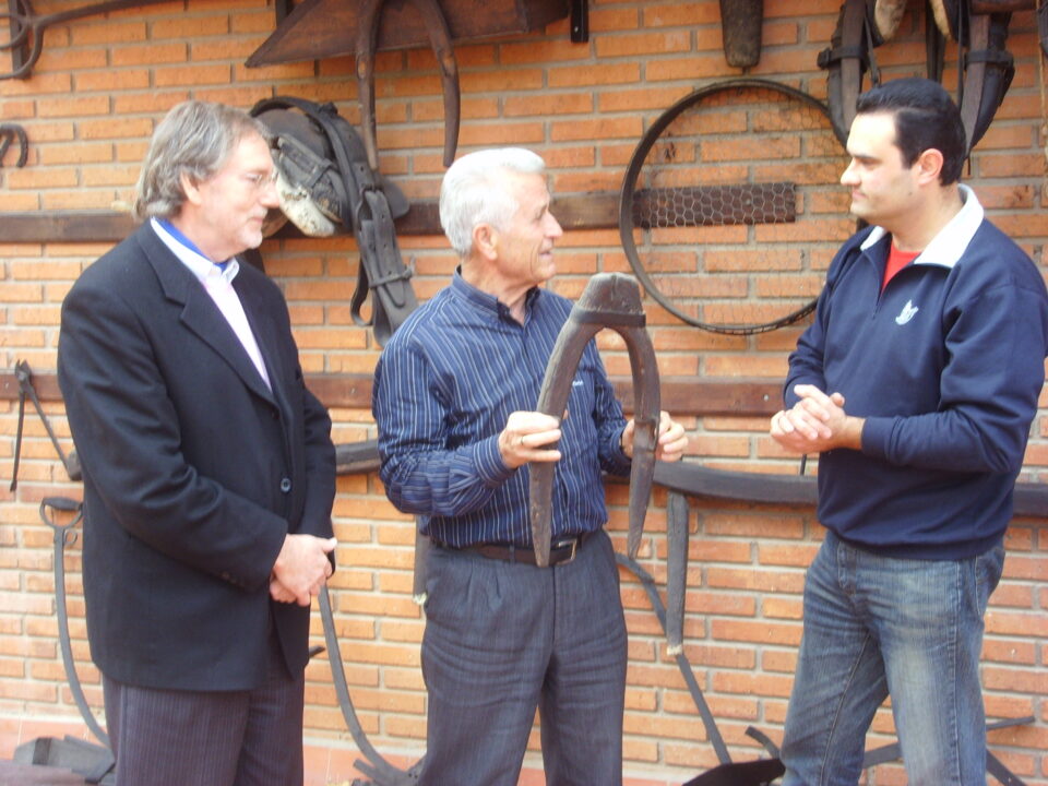 Un vecino donará utensilios del campo que datan de más de 100 años al museo Etnológico