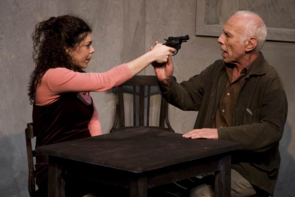 LA PREMIADA ESPÍA A UNA MUJER QUE SE MATA EN EL TEATRO CHAPÍ DE VILLENA