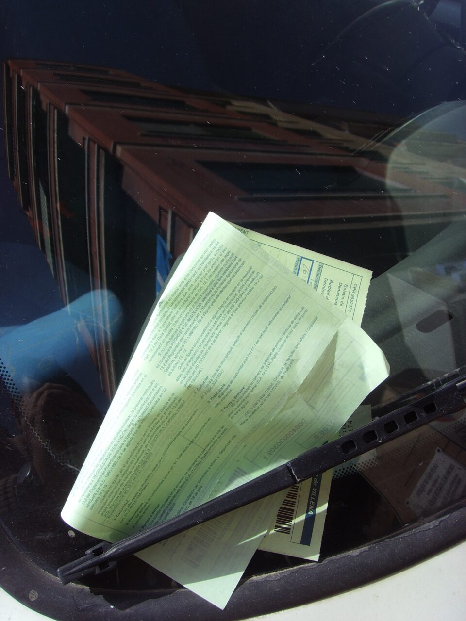 Conductores disgustados por multas aparecidas en los vehículos. Como ya sucediera hace un tiempo los ciudadanos serán los principales perjudicados de un conflicto que enfrenta a los funcionarios con el propio Ayuntamiento