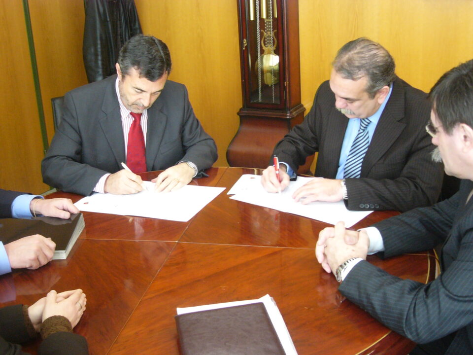 Ayuntamiento de Petrer firman un acuerdo para la financiación de microcréditos