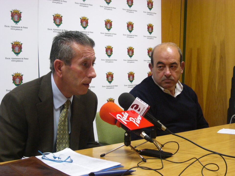 El concejal de Servicios asegura que el agua de consumo doméstico de Petrer es muy buena e incluso comparable a la embotellada