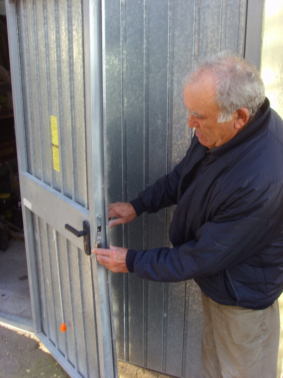 Ladrones de "guante blanco" actúan en casas de campo apropiándose de placas solares y generadores. Se incrementan los robos en las últimas horas